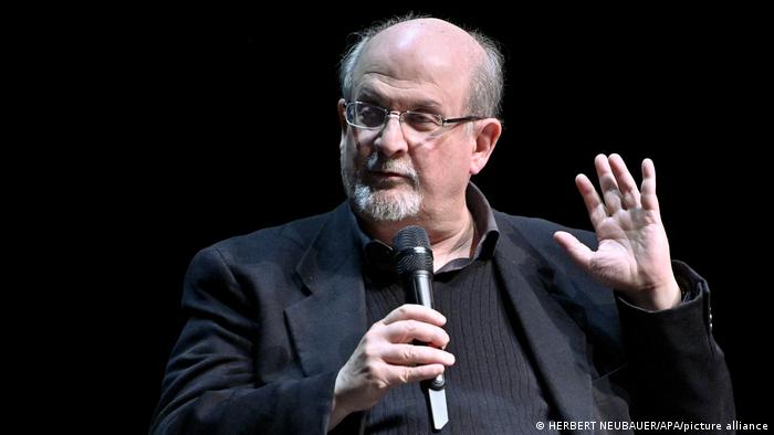 Rushdie Está Con Respiración Artificial Y Podría Perder Un Ojo ...