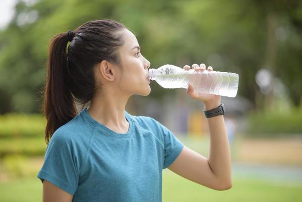 ¿Beber Agua Tibia En Ayunas Beneficia La Salud? - Notiespartano